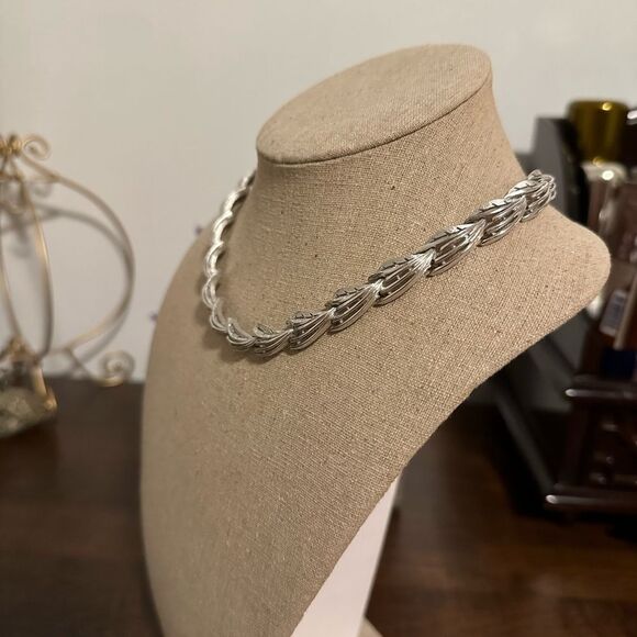 TRIFARI VINTAGE POLISHED SILVER TONE LEAVES LINK  NECKLACE - Picture 2 of 5